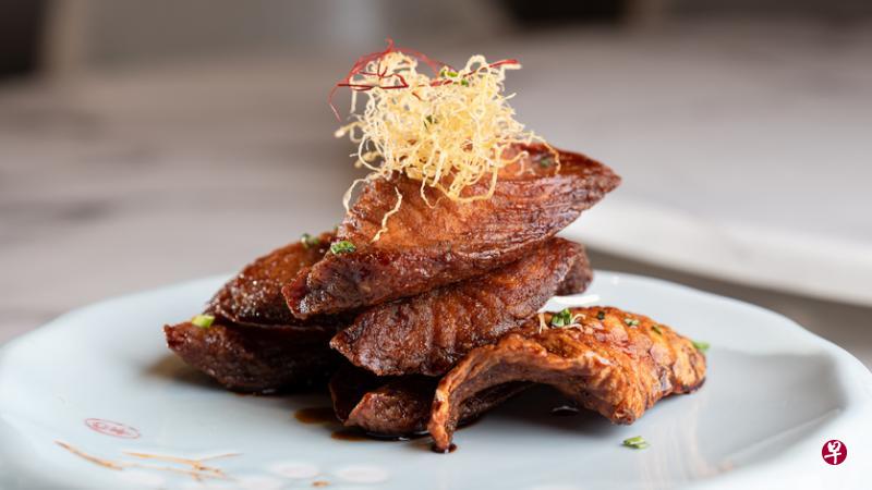 嬿青私房菜餐馆推出外卖套餐，精选各类上海菜，图为老上海薰鱼。（餐馆提供）