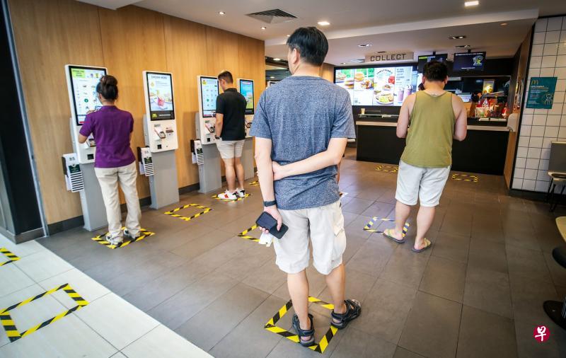 在一定距离排队自助点餐，减少人与人之间的接触。