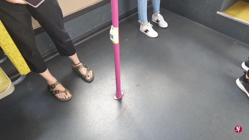 站着的乘客也应保持安全距离。