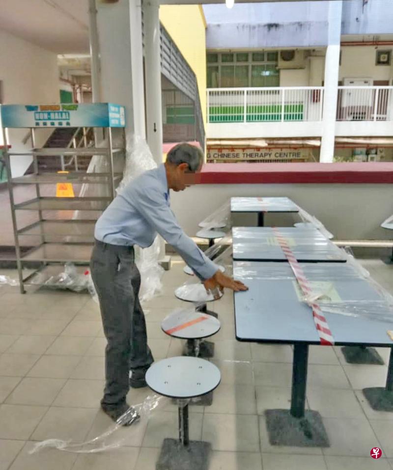 电器店老板动手“拆封”熟食中心的保鲜膜。（受访者提供）