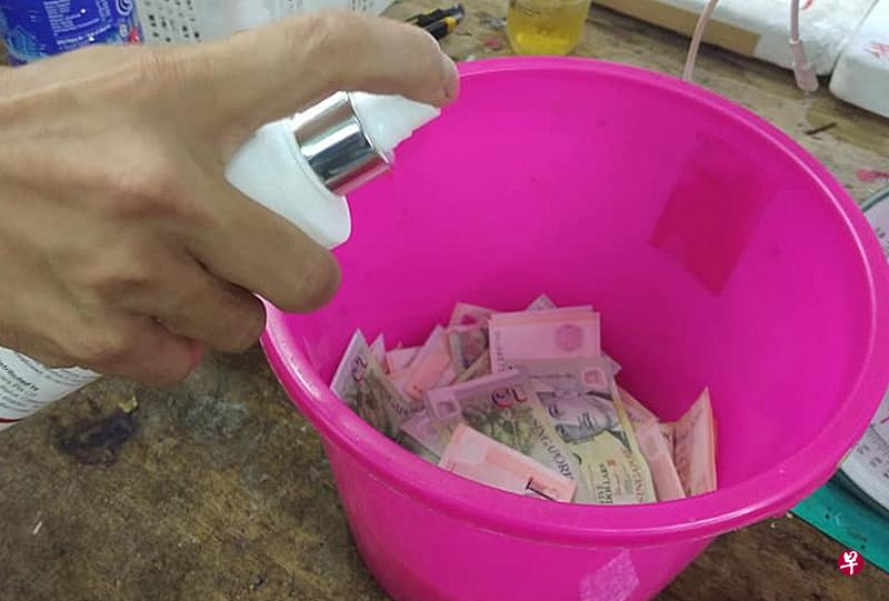 水果摊与泡泡茶店被指距离过近，导致顾客无法保持安全距离。（蔡振鸿摄）