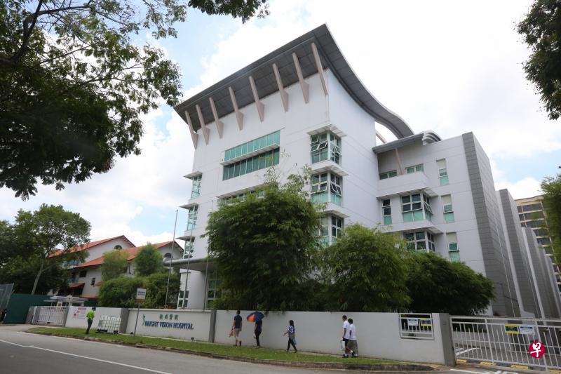 位于后港一带的社区医院“观明医院”已被卫生部列为社区隔离设施，原本住在那里的病患都已被转移至其他地方，以腾出整个医院的空间让多达200名病情稳定的冠病病患入住。（庄耿文摄）