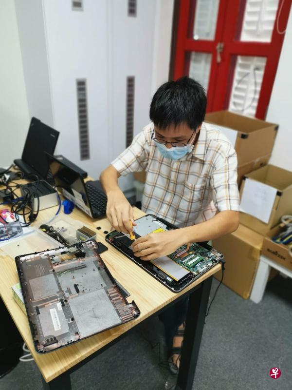 志工为收集到的旧电脑进行系统翻新后，再捐赠给弱势家庭。（受访者提供）