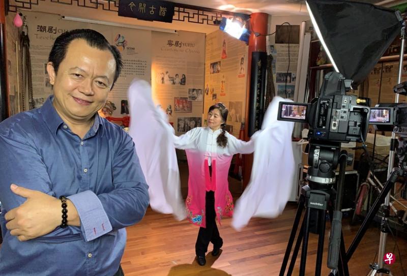 卞会宾（左）与华族戏曲协会艺术总监黄萍（右）录制网上数码课程“戏曲身段”。（作者提供）