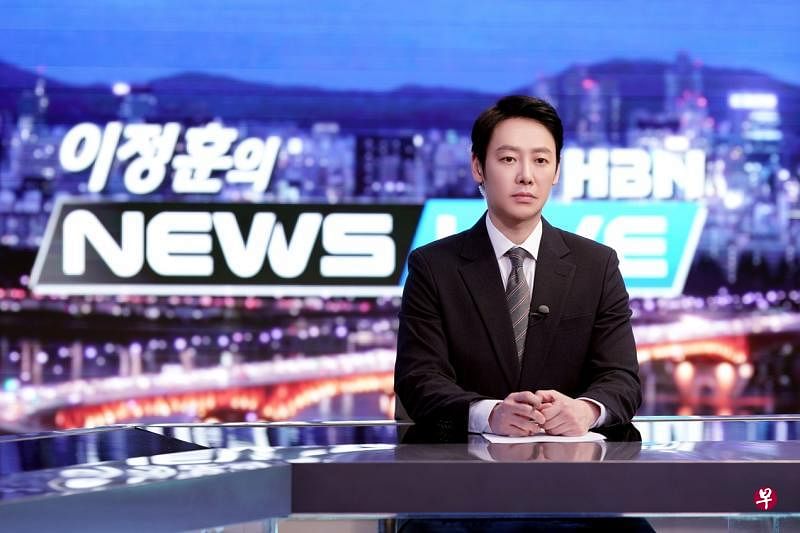 ↑金东旭在新剧演出主播，也是一名“过剩记忆症候群”患者。（Oh!K频道提供）