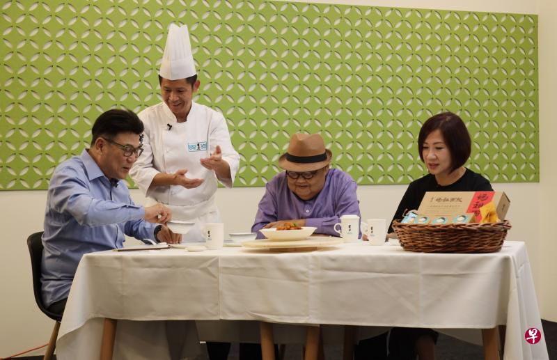 本地导演梁志强（左起）、 莆田餐馆营运副总监李文柏、美食家林益民和96.3好FM DJ安娜在《Lim Teh来讲古》第一集中，畅谈福建菜肴的特点。（陈渊庄摄）
