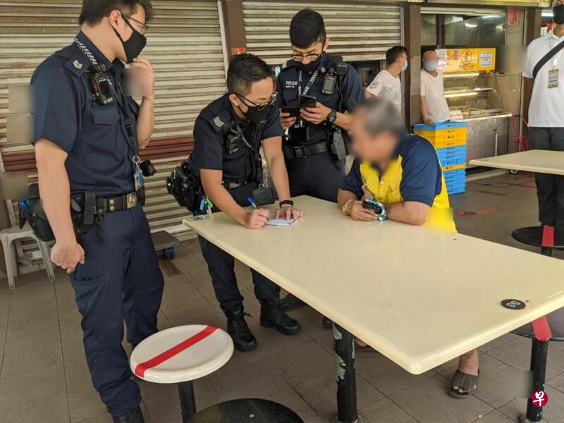 男子向执法人员挥拳，惊动警方到场调查。（环境局提供）
