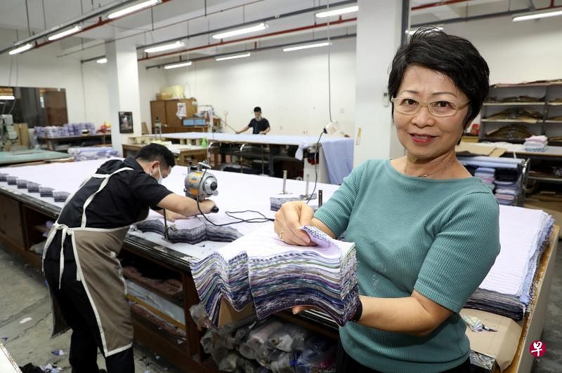 CYC成衣厂疫情期间车工不停，总经理张露芬带领工人赶制布口罩。（邝启聪摄）