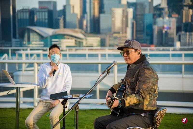 许冠杰（右）线上演唱会总计有644万观看人数。（互联网）