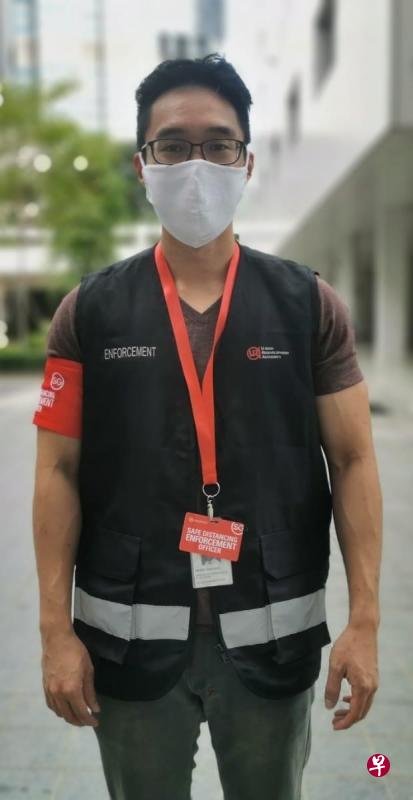 所有阻断措施执法人员和大使都会挂上红色证件或是红色袖标，方便公众辨认。（取自马善高面簿）