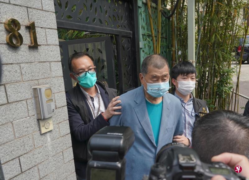 香港壹传媒集团创办人黎智英（中），昨天再度被警方上门拘捕。（中通社）
