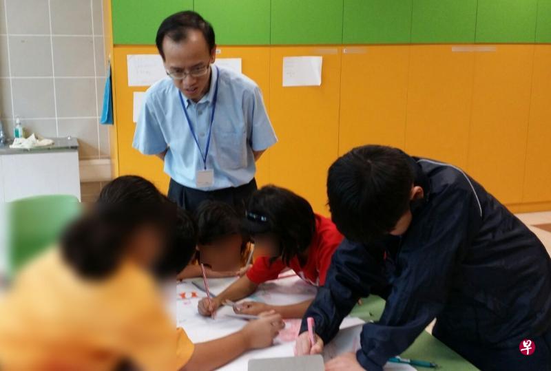 RSVP义工岑业唐曾到小学从事志愿工作，图为他当时为低收入家庭孩子安排课后活动的情景，如今他在病毒阻断措施期间将通过线上方式当学生的友伴。（RSVP 提供）