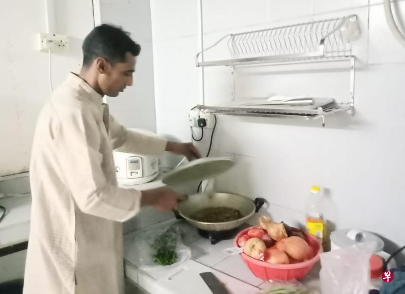 ANR Construction &amp; Engineering给员工200元的伙食费，让他们购买两周的食材，在公司安排的私人住宅自备伙食。（受访者提供） 