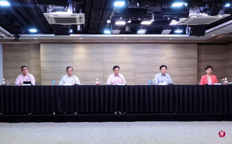 副总理兼财政部长王瑞杰（中）是抗疫跨部门工作小组的顾问，他昨天首次参与抗疫跨部门工作小组的记者会，宣布如何帮助企业应对延长后的病毒阻断措施。卫生部长颜金勇（左二）、国家发展部长黄循财（右二）、人力部长杨莉明（右一）和卫生部医药服务总监麦锡威副教授（左一）也出席了记者会。（通讯及新闻部提供）