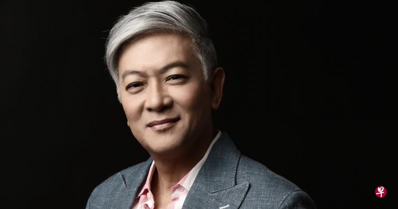 李迪文将在星期六晚上7时55分，带领全国民众高唱他创作的爱国歌曲“Home”。（Dick Lee Asia提供） 