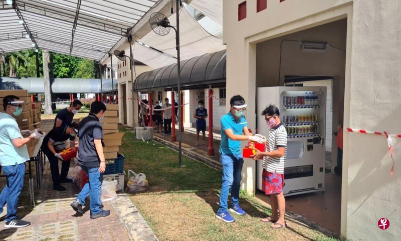 著名糕饼店Bengawan Solo昨起暂停营业，但为了不浪费早已准备好的食材，公司继续烘焙，并把所有糕饼捐给不同慈善团体和组织，也通过珠烈街计划和住在宿舍的客工分享这些食品。（珠烈街计划提供）