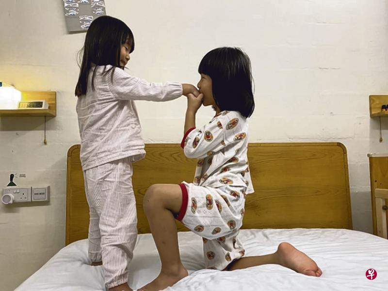 两兄妹上演王子公主戏码。