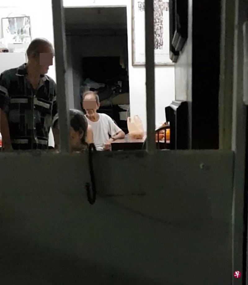 加龙古尼被指忽视阻断措施，把住家当“旧货贸易中心”，常有同行进出“做买卖”。