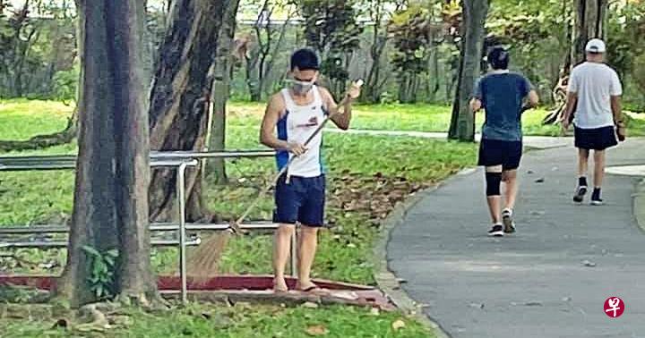好心男穿着运动服在扫落叶。（取自面簿） 