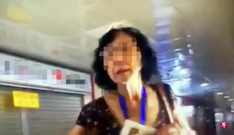 4月12日，一名60来岁的阿嫂不满执法人员劝戴口罩，声称自己有哮喘，并大喊：“我死是我的事！”（视频截图）