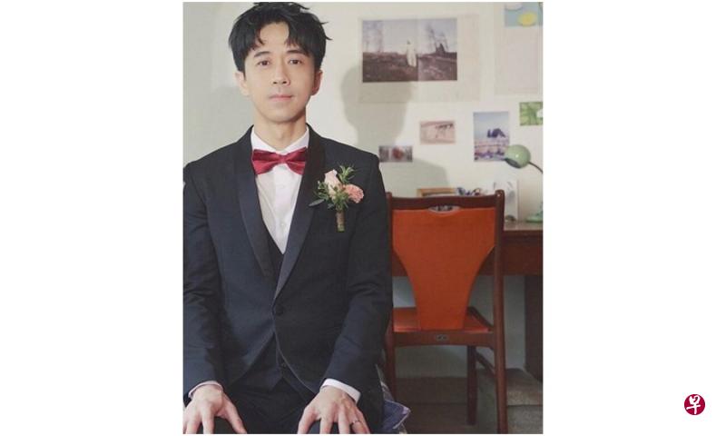 光良左手无名指上戴着戒指，引发外界联想是否结婚了。（互联网）