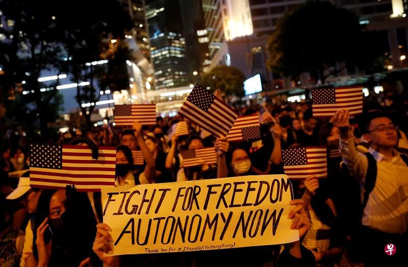 香港去年的“反修例”街头抗争（图），自今年初冠病疫情在中国武汉暴发，并在全世界扩散后，因香港进入防疫状态而有所停息。（路透社档案照）