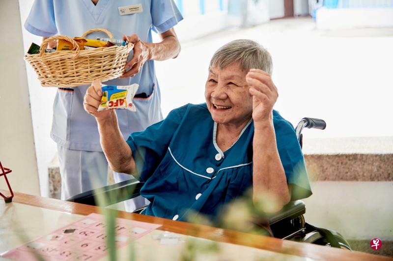 见义工如见家人，卫理福利服务伯大尼疗养院（蔡厝港）的程珠期盼疫情早日结束，以便能与义工们再次相聚。（卫理福利服务伯大尼疗养院(蔡厝港)提供）
