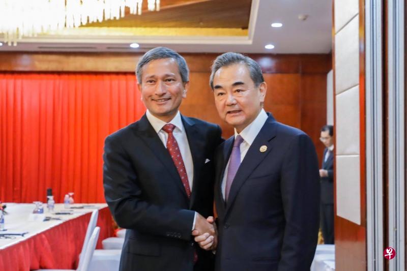 外交部长维文医生（左）和中国国务委员兼外长王毅对新中两国讨论逐步恢复经济活动与交流，表示欢迎。（档案照片，取自维文面簿）