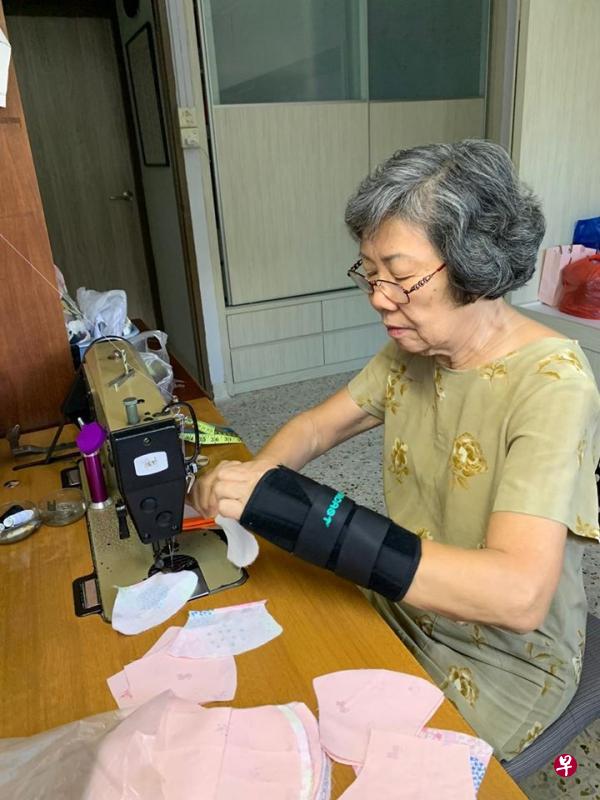 心灵手巧又经验丰富的禤珊玲观看了一次制作教程后，就制作出了合格的口罩。（照片取自Masks sewn with love面簿）