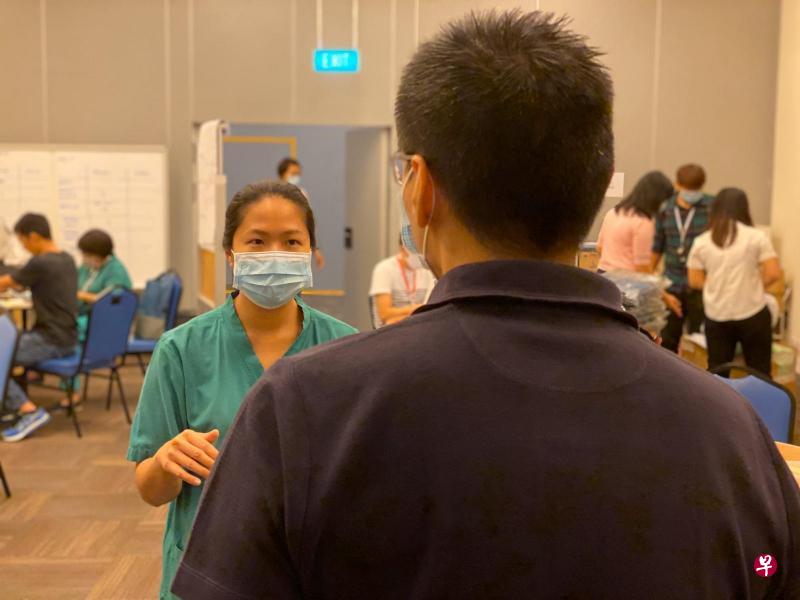 兀兰医疗保健园麻醉科顾问卓涵负责协调新加坡博览中心社区隔离设施的医疗人力部署和工作流程。（兀兰医疗保健园提供）