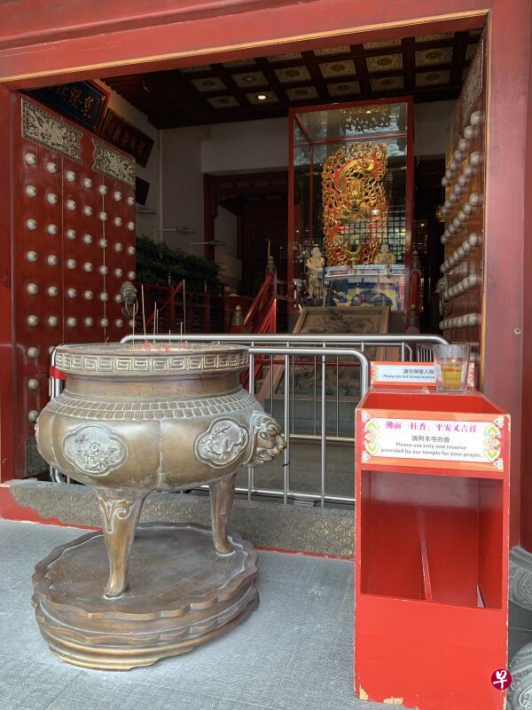佛牙寺后门外摆放着一个大香炉，也有香炷供应。（曾美玲摄） 