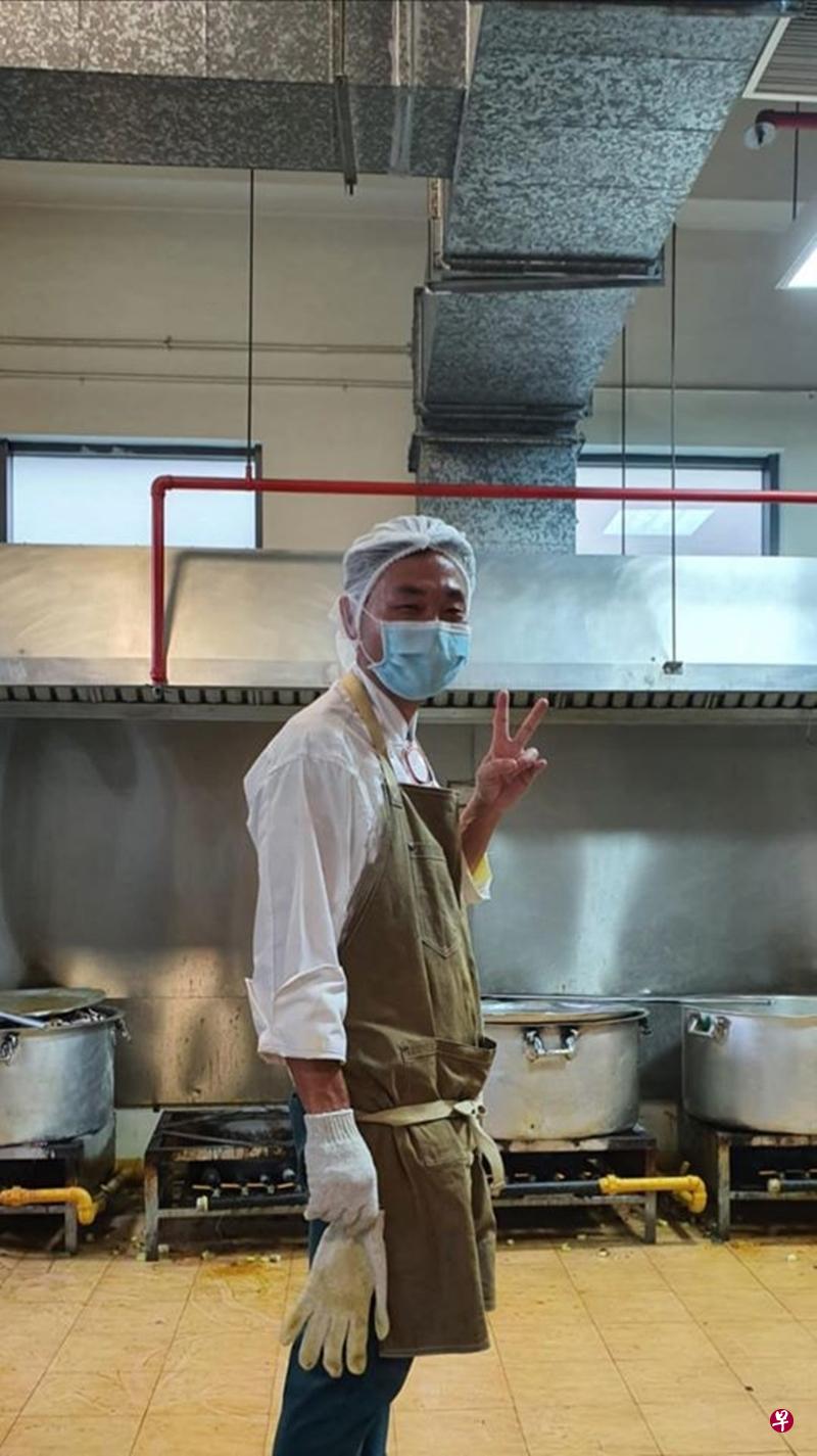 “ 铁人明星名厨”陈喜明每天为客工准备三餐，在厨房劳碌至少17至18小时。（取自面簿）