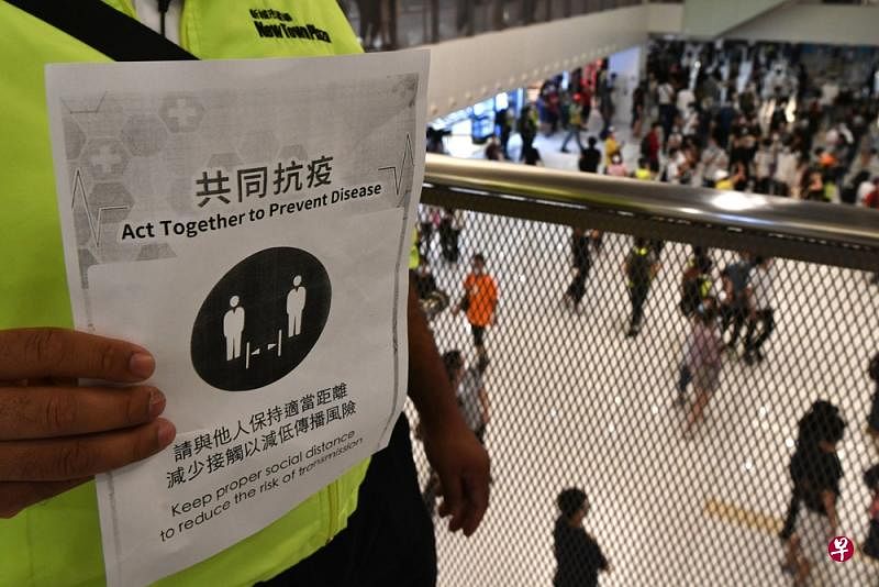 作者认为，台湾和香港是当前抗疫领域的两个先进典型，两地都一方面成功控制住了病毒的大规模传播，另一方面没有像大多数地区一样停工、禁足，最大限度地维持了正常的生产生活秩序。（法新社）