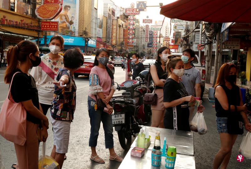 泰国放宽封锁，曼谷唐人街重现热闹景象，又见食客排队等候美食。（路透社） 