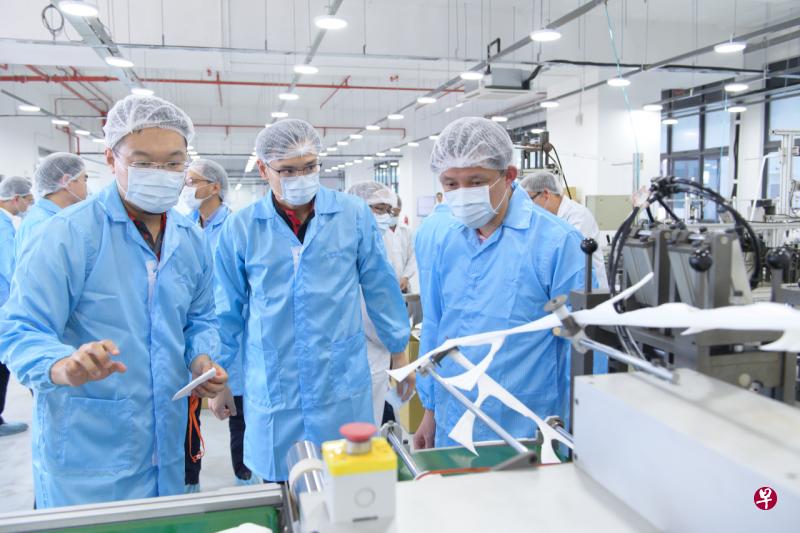 贸工部长陈振声透露，我国将增加手术口罩的产量，以确保疗前线人员的口罩供应，自给自足。（贸工部提供） 
