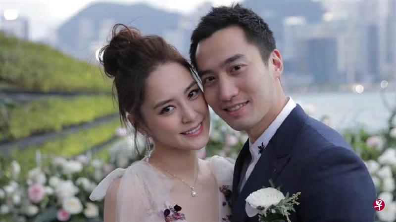 钟欣潼跟小她九岁的台湾医生丈夫赖弘国两年前结婚。（微博） 