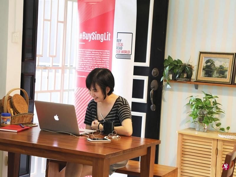 城市书房创办人陈婉菁在家里与作家们连线直播。（受访者提供）