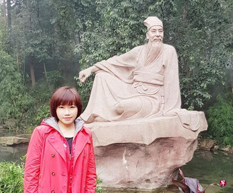 衣若芬副教授在苏东坡纪念塑像前留影。（受访者提供）