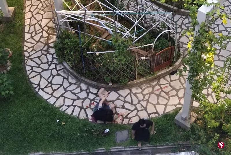 文身男浴血倒在地上，另一名黑衣男走离现场。 （取自网络） 