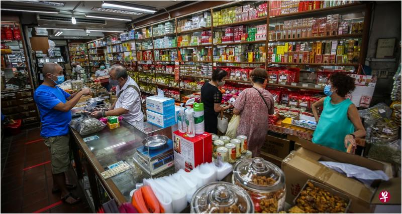 药材店重新开业第二天，德仁信中药行人潮购买中药和海味。