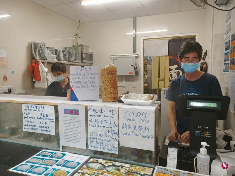 黄毅25年前来到新加坡打拼，学习自动化工程的他几年前将目光转向餐饮业，成了白兰阁鱼汤店的经理。（郑雯婕摄）