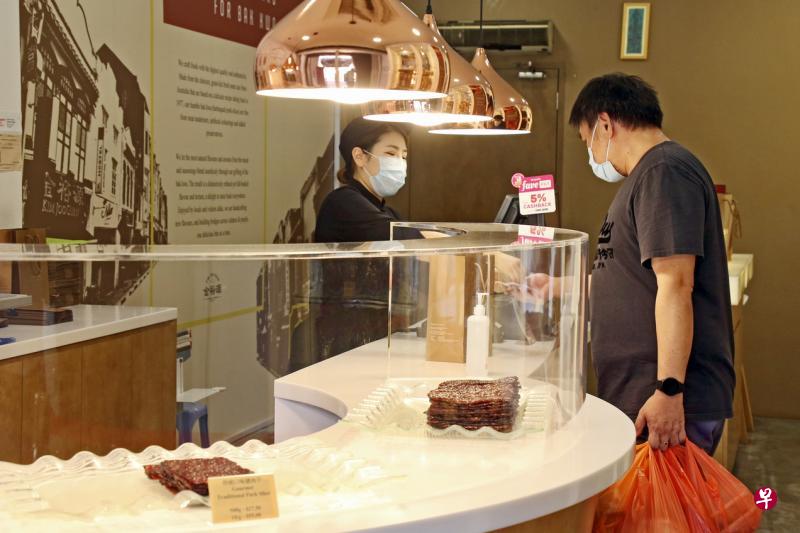 不少公众看到肉干店重开，赶紧到里头购买肉干肉松解馋。金裕源肉干店负责人王威达透露，昨天的生意比预期好。（邬福梁摄）
