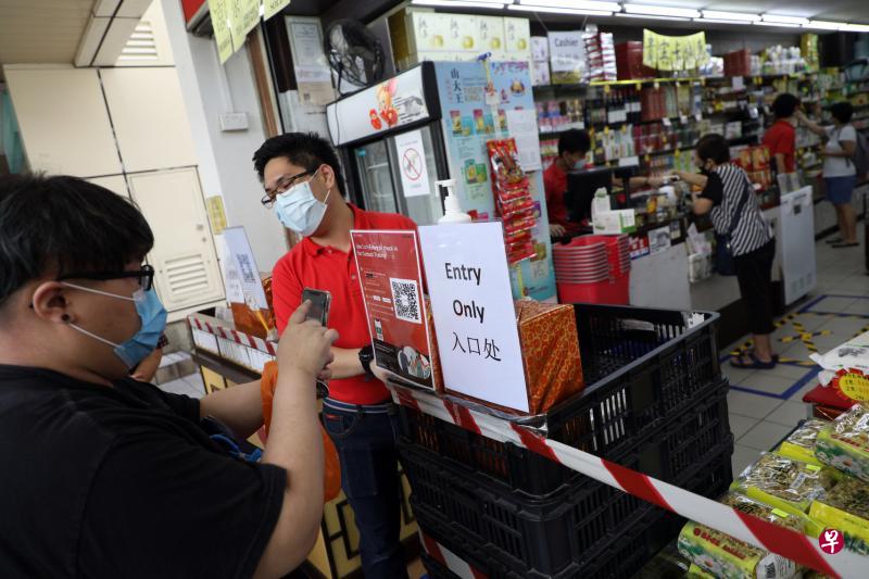 福华补品店昨天恢复营业，员工一早就到各分店整理货品及确保防疫措施到位，例如设置好安全距离标志和SafeEntry QR码等，邻里的分店也限制任何一个时候只有四名顾客可以进店里。（林泽锐摄）