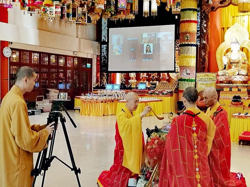 吉祥宝聚寺的正殿成为“直播室”，让在家中的佛教信徒能在线上参与浴佛法会，庆祝卫塞节。（吉祥宝聚寺提供）