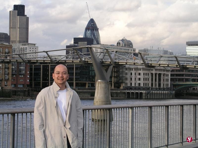 建筑师、作家陈家毅在伦敦泰晤士河畔泰德现代艺术馆前留影。（受访者提供）