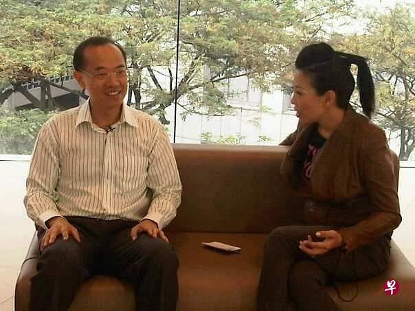 2011年前外交部长杨荣文（左）上网红始祖洪爱玲的网络节目。（受访者提供）