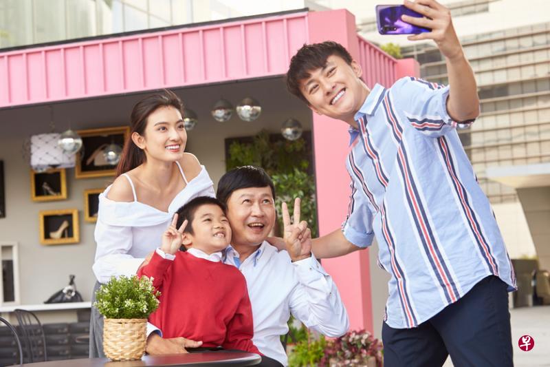 陈天文（右二）演中风的严父，后半段与女儿洪凌（左一）在剧中的互动挺感人。（新传媒提供）