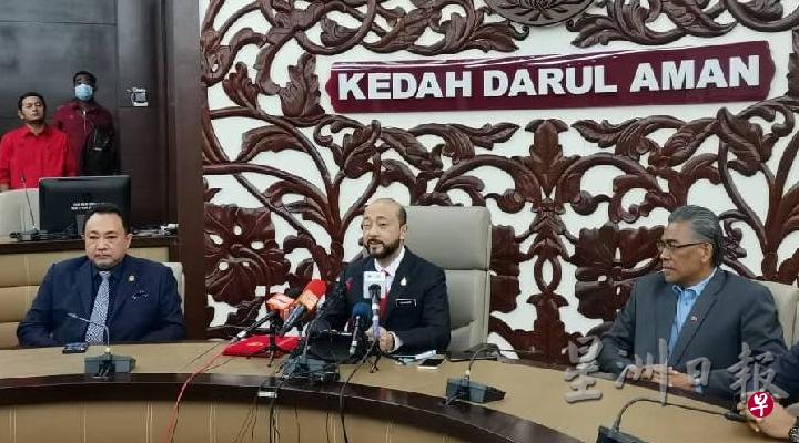 慕克力（中）今早召开记者会，宣布辞去吉打州务大臣官职。（星洲日报） 
