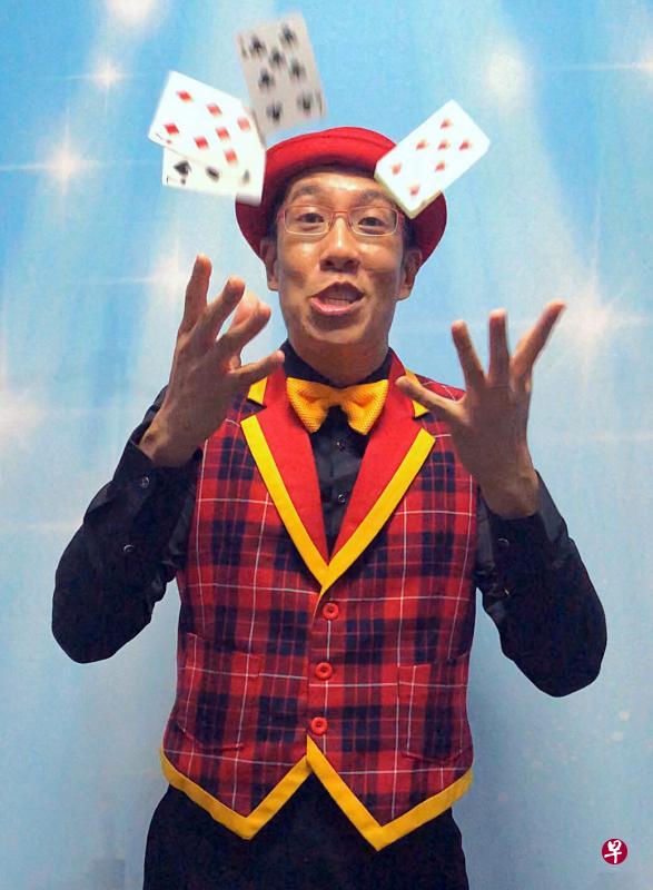 邝志强从事小丑表演15年，原本行情不错，今年却因疫情和病毒阻断措施而完全断了收入。（受访者提供）