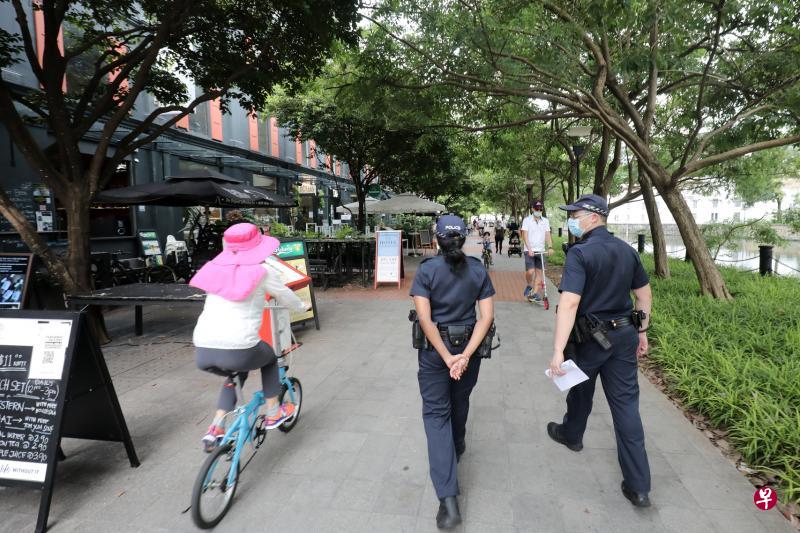 本报记者昨天傍晚到场时，看见警员在场巡逻。（陈斌勤摄）